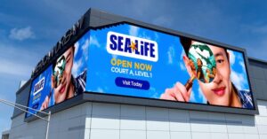New_Jersey_mega-mall_extends_outdoor_digital_signage_network_01
